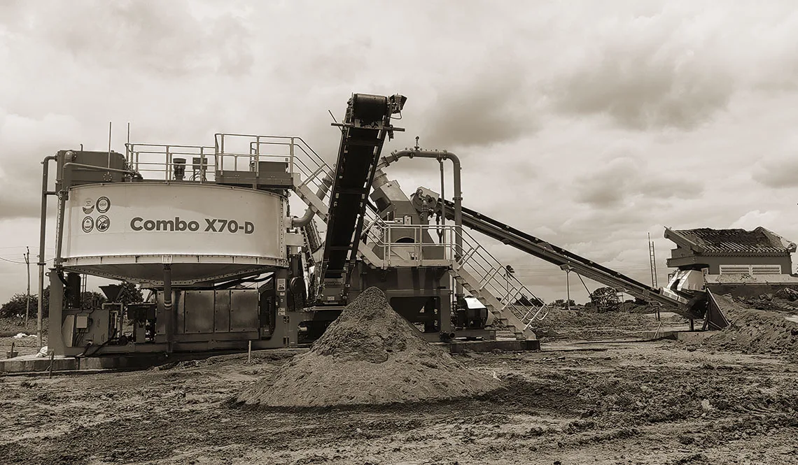 A CFlo Combo X70 on a working site with damp stockpiles around it