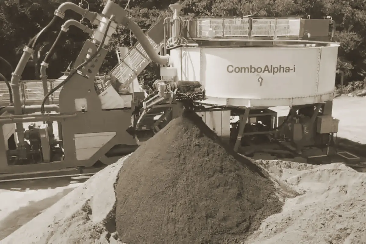 A CFlo ComboAlpha-i unit discharging a cone of fine pale sand