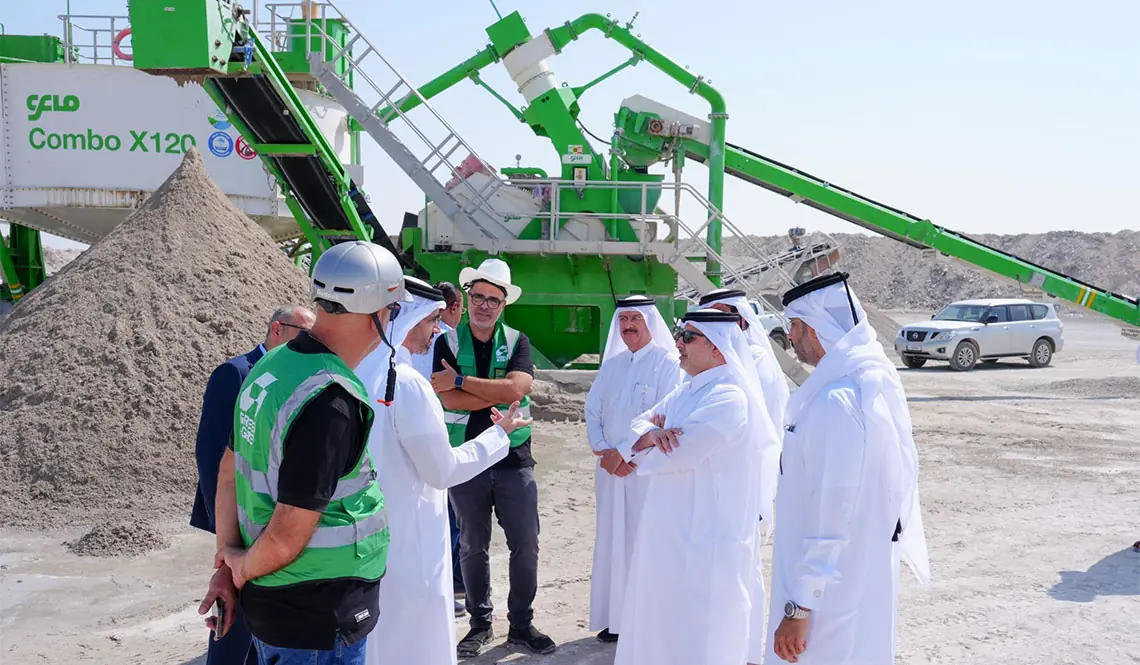 CFlo engineers presenting the plant to a customer delegation at the Rawdat Rashed site in Qatar, with a Combo X120 behind them